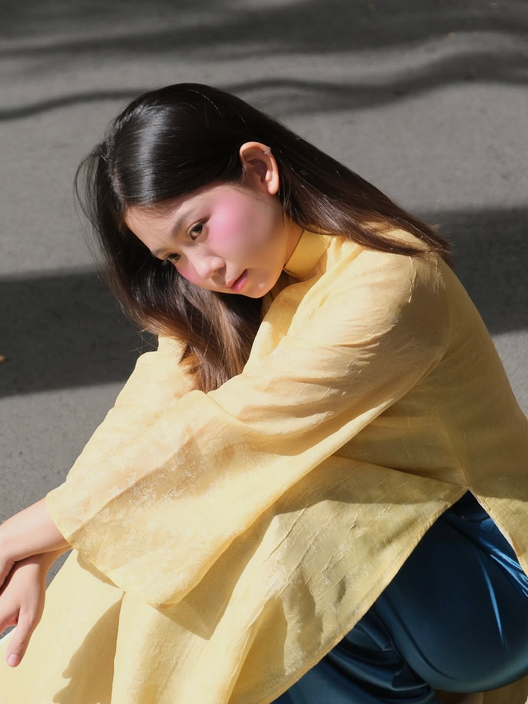 Việc cân bằng giữa áp lực công việc của một phi công - nơi đòi hỏi sự tập trung cao độ, kỷ luật thép - và việc duy trì một tâm hồn trẻ trung, vẻ ngoài rạng rỡ là điều khiến nhiều người ngưỡng mộ ở cô. (Ảnh: IGNV)