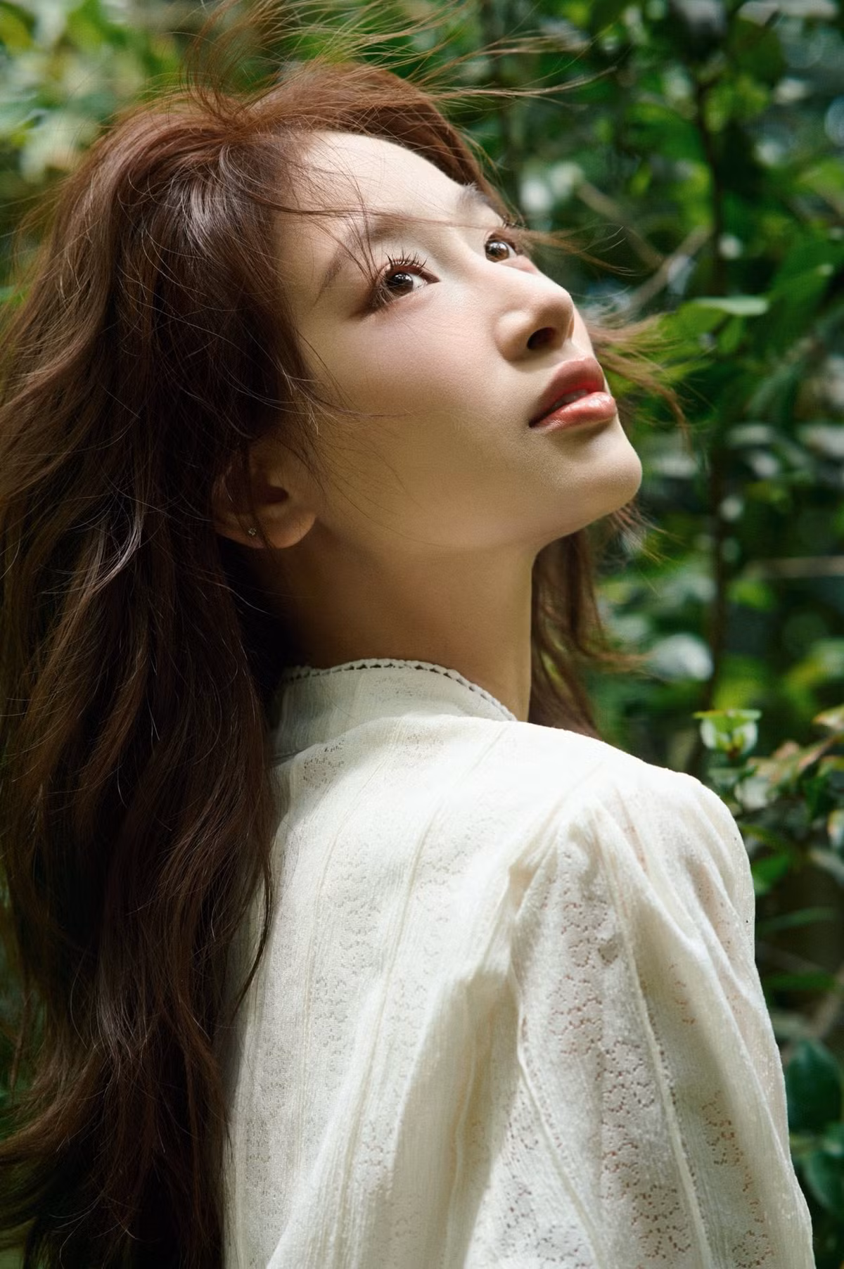 Trong bộ ảnh, Linh Kul lựa chọn trang phục có màu sắc trung tính, nhẹ nhàng trắng và kem, kết hợp cùng chất liệu vải mỏng, rũ, tạo cảm giác bay bổng, thanh thoát. (Ảnh: FBNV)