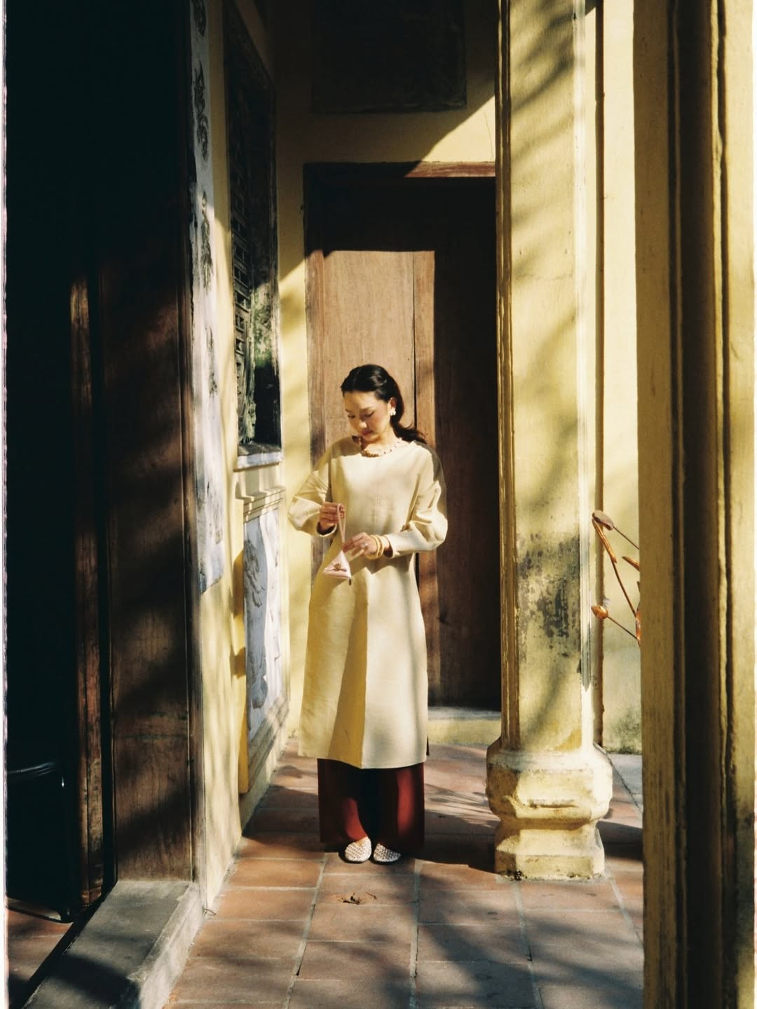 Thần thái của cô nàng nhẹ nhàng, dịu dàng - không cần diễn quá nhiều, chỉ một ánh mắt xa xăm hay nụ cười mỉm chi cũng đủ để làm say lòng người đối diện. (Ảnh: IGNV)