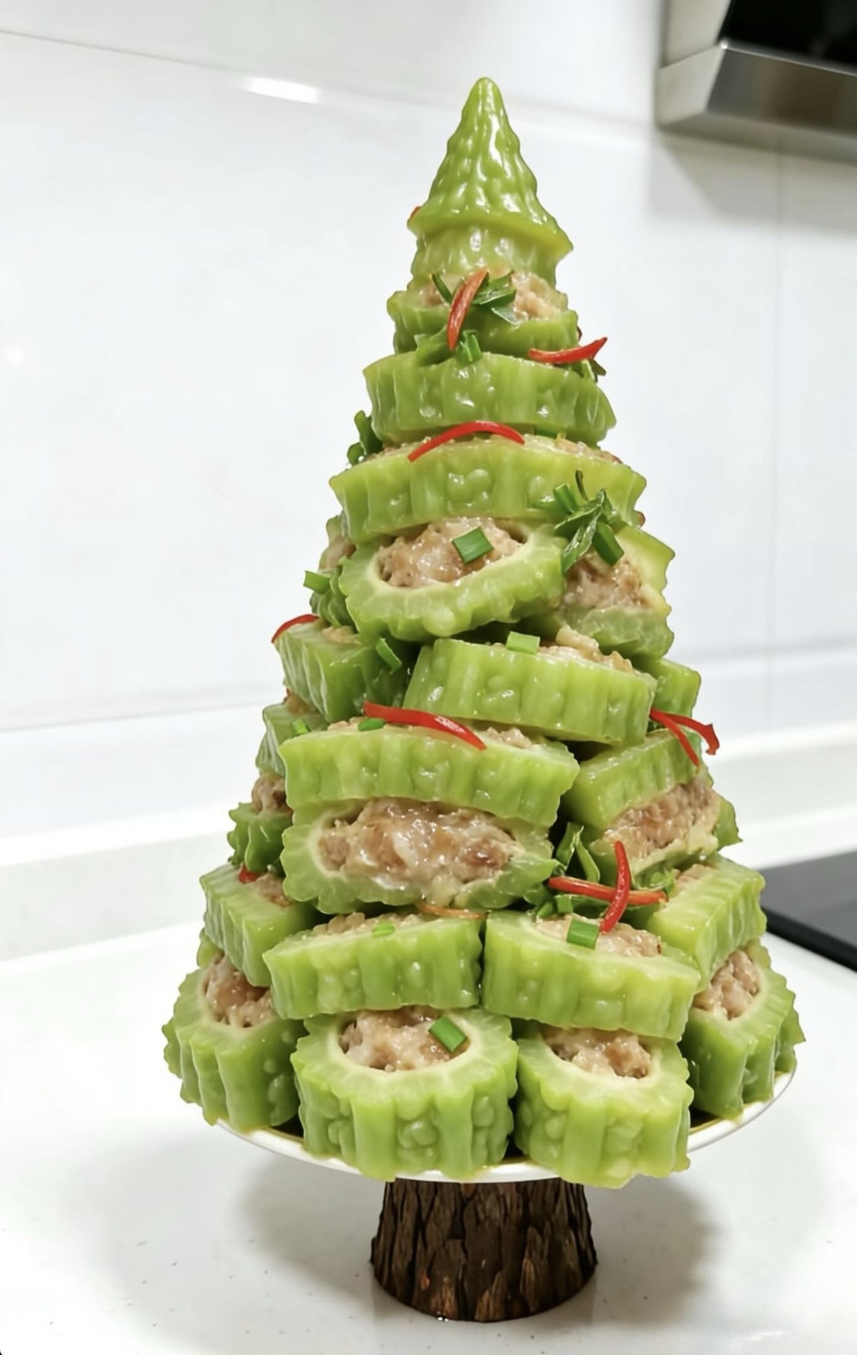 Những ngày gần đây, trên mạng xã hội đang truyền tay nhau hình ảnh một xu hướng trang trí độc đáo và vô cùng sáng tạo cho mùa Giáng sinh năm nay, đó là những cây thông"được tạo hình từ chính đồ ăn, vật dụng quen thuộc trong nhà.