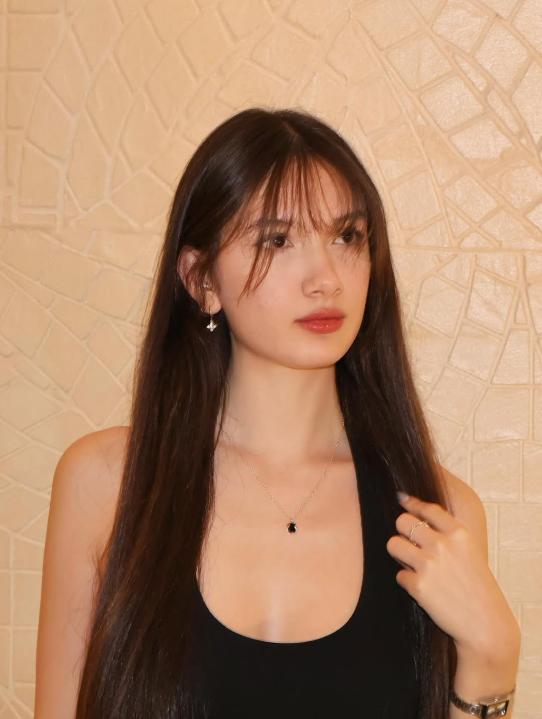 Trong những khung hình trước đây, khi đứng cạnh người anh trai cao 1m88, cô nàng tỏ ra không hề kém cạnh. Với đôi chân dài miên man và tỉ lệ cơ thể chuẩn, nhiều người dự đoán Thanh Giang sẽ là một gương mặt sáng giá nếu lấn sân vào làng mẫu chuyên nghiệp hoặc tham gia các cuộc thi nhan sắc trong tương lai. (Ảnh: IGNV)