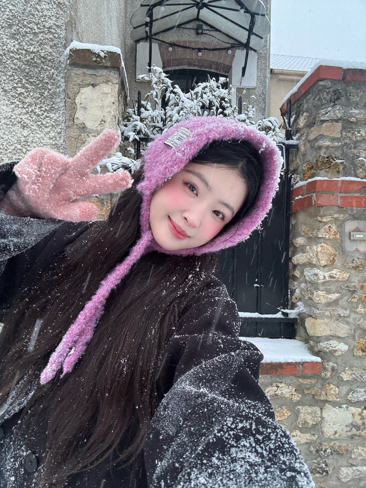Mới đây, trên trang cá nhân của mình, Bạch Lưu Dương đã chia sẻ những khoảnh khắc đón tuyết đầu mùa cực kỳ lãng mạn. Trong bộ ảnh, cô nàng xuất hiện với diện mạo vô cùng gần gũi và đáng yêu. (Ảnh: IGNV)