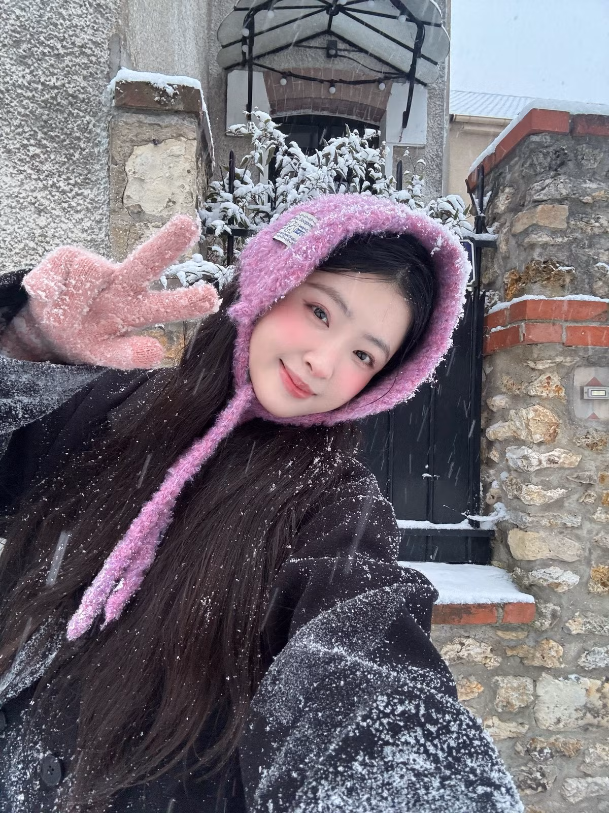 Mới đây, trên trang cá nhân của mình, Bạch Lưu Dương đã chia sẻ những khoảnh khắc đón tuyết đầu mùa cực kỳ lãng mạn. Trong bộ ảnh, cô nàng xuất hiện với diện mạo vô cùng gần gũi và đáng yêu. (Ảnh: IGNV)