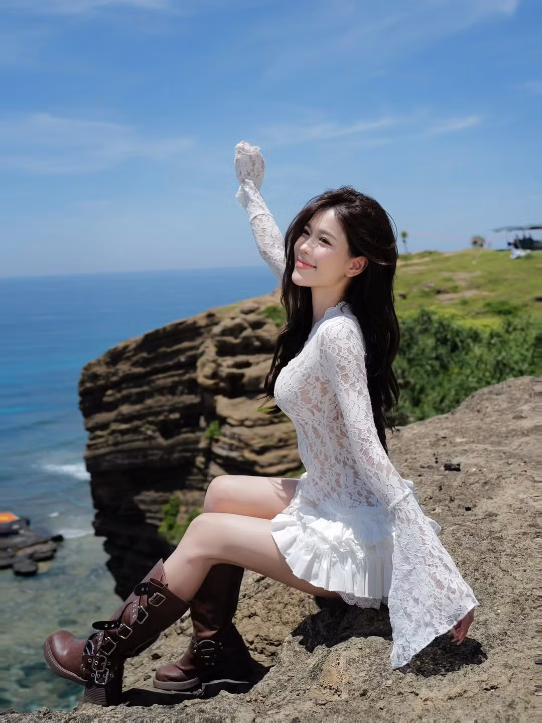 Wyn Anh, cái tên không còn xa lạ trong giới hot girl Việt, vừa khiến cộng đồng mạng "đứng ngồi không yên" với bộ ảnh mới nhất được chụp tại một bờ biển tuyệt đẹp.