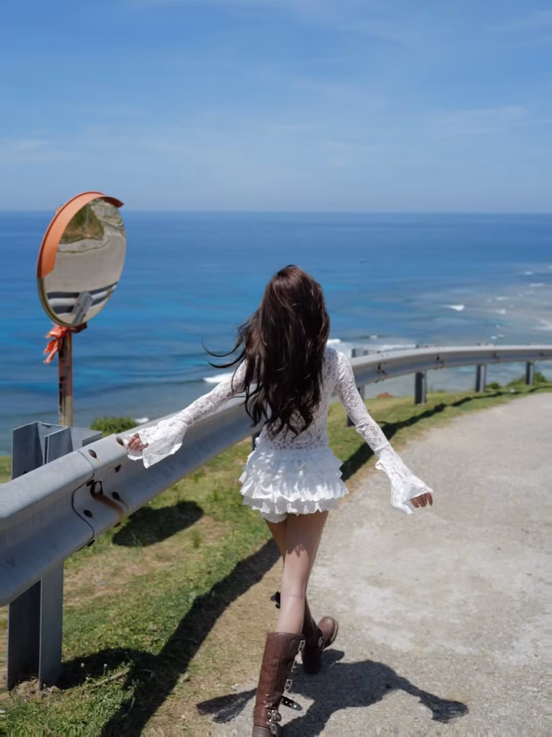 Ngay sau khi đăng tải, bộ ảnh đã nhận được "cơn mưa" lời khen từ cư dân mạng. Nhiều bình luận bày tỏ sự ngưỡng mộ trước nhan sắc và thần thái của Wyn Anh, đồng thời ví cô như "nữ thần biển cả" hay "thiên thần áo trắng".