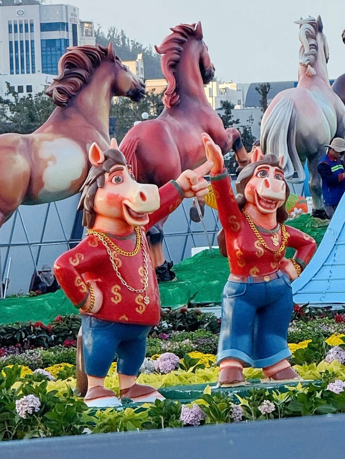 Nhiều bạn trẻ cũng đã nhanh chóng có mặt tại quảng trường để check-in cùng linh vật này.