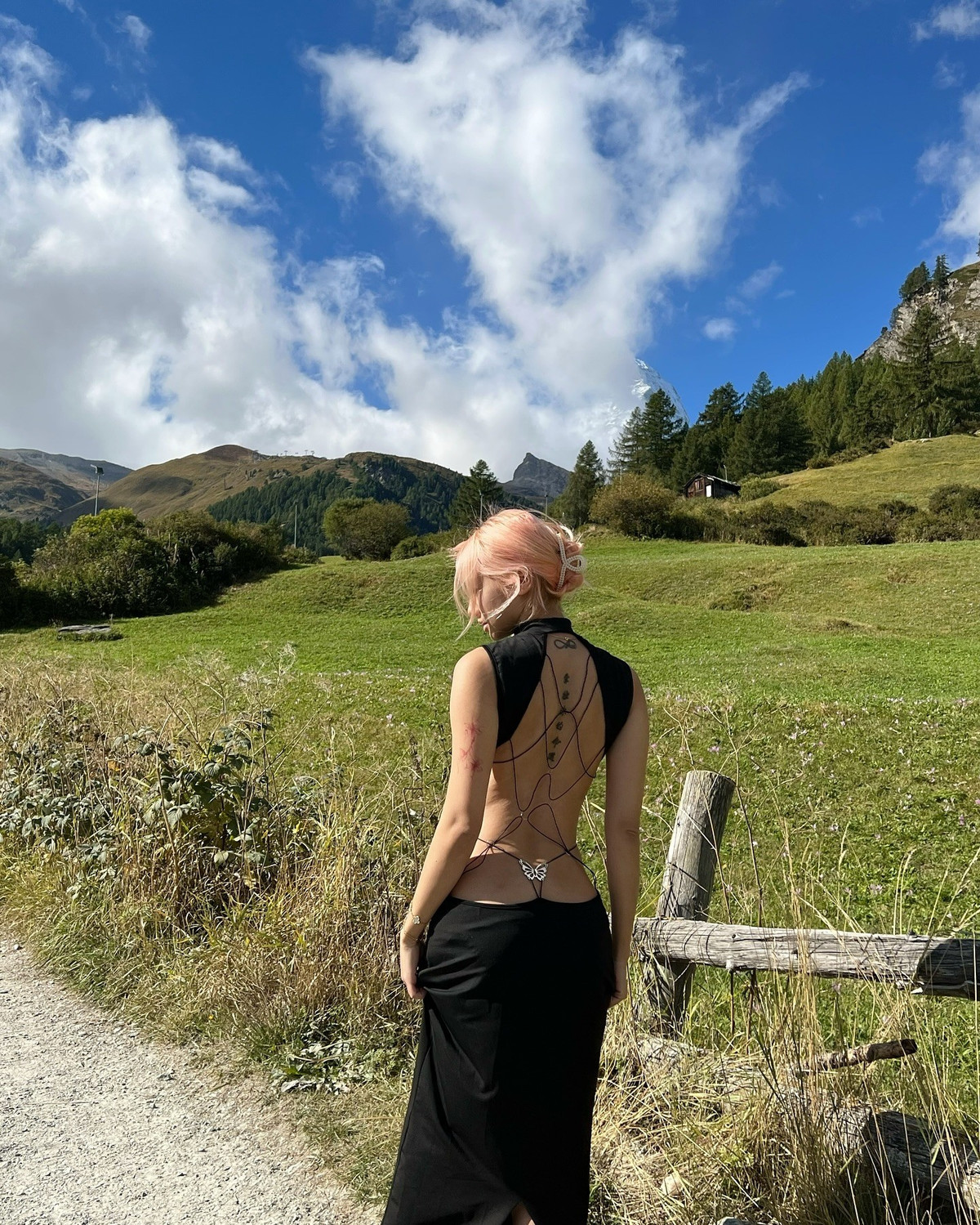 Điểm đặc trưng trong phong cách thời trang của cô nàng là những outfit hở lưng – từ váy dạo phố đến những bộ đồ được diện khi đi du lịch.