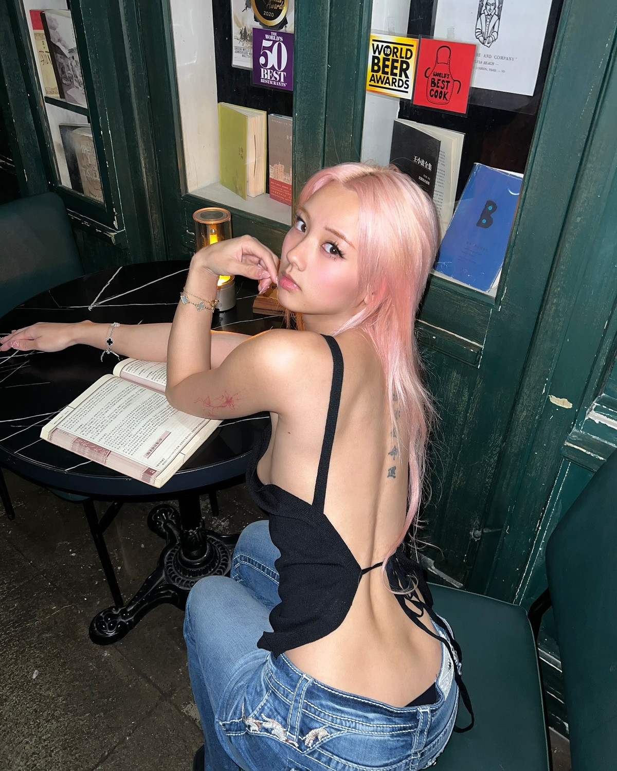 Không chỉ được biết đến là một nữ streamer cá tính và tài năng, Vyvan Le (tên thật Lê Vỹ Vân) còn gây chú ý với vẻ ngoài cực kỳ quyến rũ, đặc biệt là phong cách thời trang gợi cảm, phá cách nhưng vẫn đầy tinh tế.