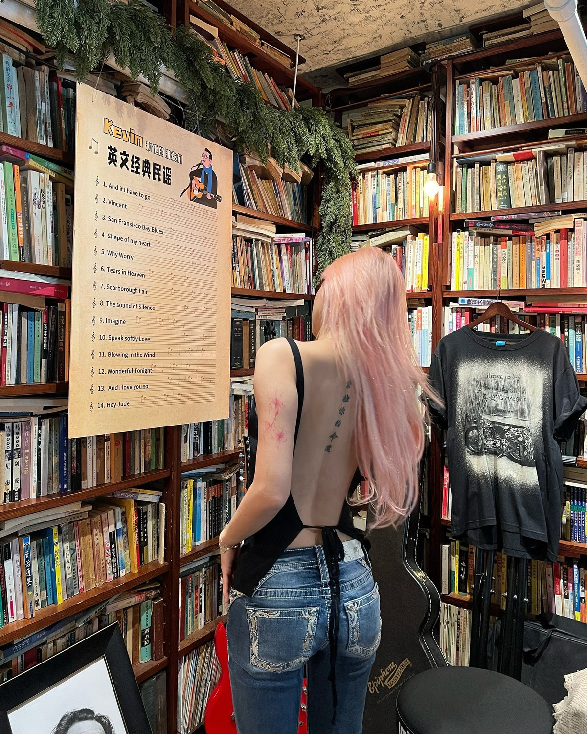 Đặc biệt, dòng chữ xăm chạy dọc sống lưng của cô nàng càng tăng lên vẻ cuốn hút, ma mị.