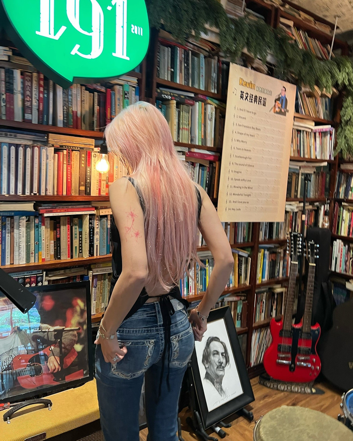 Lưng trần nuột nà cùng hõm lưng venus gợi cảm của nữ streamer khiến người đối diện không thể rời mắt.