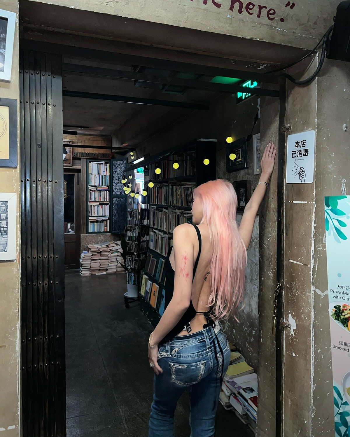 Mái tóc hồng pastel nổi bật càng làm tôn lên làn da trắng mịn và hình thể cân đối đáng mơ ước của cô nàng.