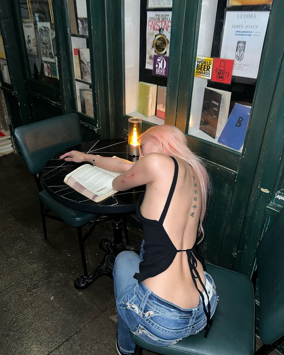 Trong loạt khoảnh khắc mới tại một quán cà phê sách được đăng tải lên trang cá nhân mới đây, Vyvan Le chọn cho mình outfit cực kỳ táo bạo: áo hở lưng kết hợp cùng quần jeans ôm sát tôn dáng.