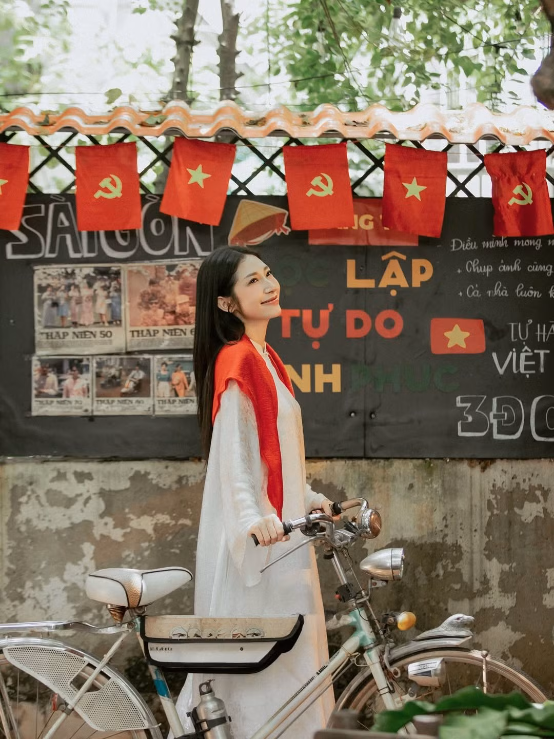 Nữ ca sĩ Khổng Tú Quỳnh cũng hòa mình vào không khí ngày lễ lớn với bộ ảnh áo dài trắng suông. (Ảnh: IGNV)