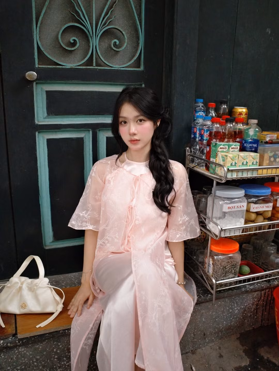 Cô nàng chọn lối trang điểm nhẹ nhàng, nhấn vào đôi má hồng ửng như cánh hoa đào, càng tăng thêm vẻ ngọt ngào, thơ mộng. (Ảnh: IGNV)