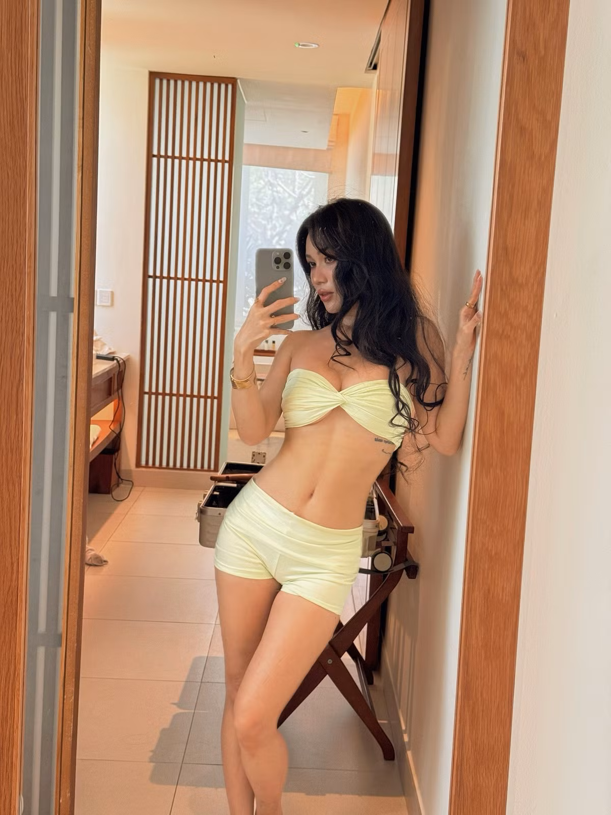 Sĩ Thanh còn tinh tế sử dụng thêm phụ kiện như chiếc mũ cói đen cá tính và những chiếc vòng tay, nhẫn vàng lấp lánh, tạo nên vẻ ngoài thời thượng, đậm chất mùa hè. (Ảnh: FBNV)