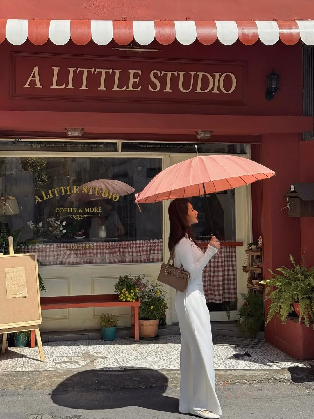 Cô thường ưu tiên những trang phục đơn giản, tinh tế nhưng vẫn làm nổi bật vẻ đẹp dịu dàng, thanh lịch, đúng với hình tượng "nàng thơ" mà cô theo đuổi. (Ảnh: IGNV)