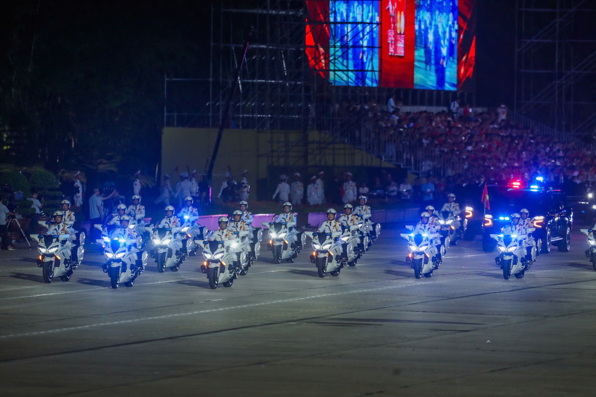 Một điểm mới đáng chú ý là sau khi đi qua lễ đài, các khối diễu hành tỏa ra nhiều tuyến phố chính và tổ chức các hoạt động giao lưu văn nghệ phục vụ nhân dân tại nhiều vị trí tập kết.