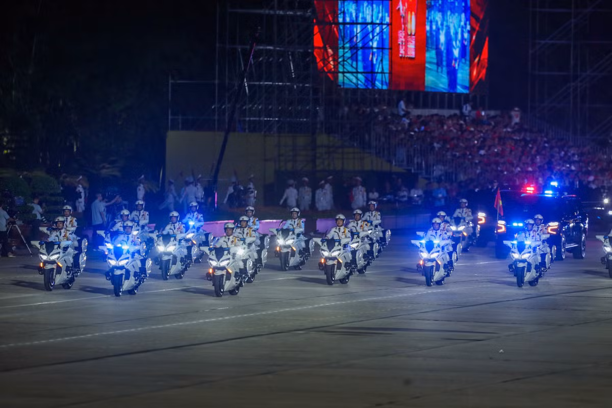 Một điểm mới đáng chú ý là sau khi đi qua lễ đài, các khối diễu hành tỏa ra nhiều tuyến phố chính và tổ chức các hoạt động giao lưu văn nghệ phục vụ nhân dân tại nhiều vị trí tập kết.