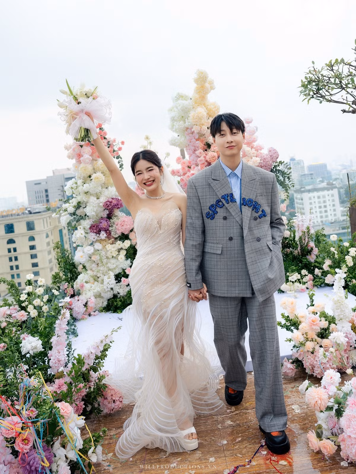 Dưới phần bình luận, nhiều bạn bè, người hâm mộ gửi lời chúc mừng cho cặp đôi. Với nhiều khán giả, đây là cái kết đẹp cho chuyện tình của cả hai sau 2 năm bước ra từ show hẹn hò. (Ảnh: Facebook Hằng Trịnh)