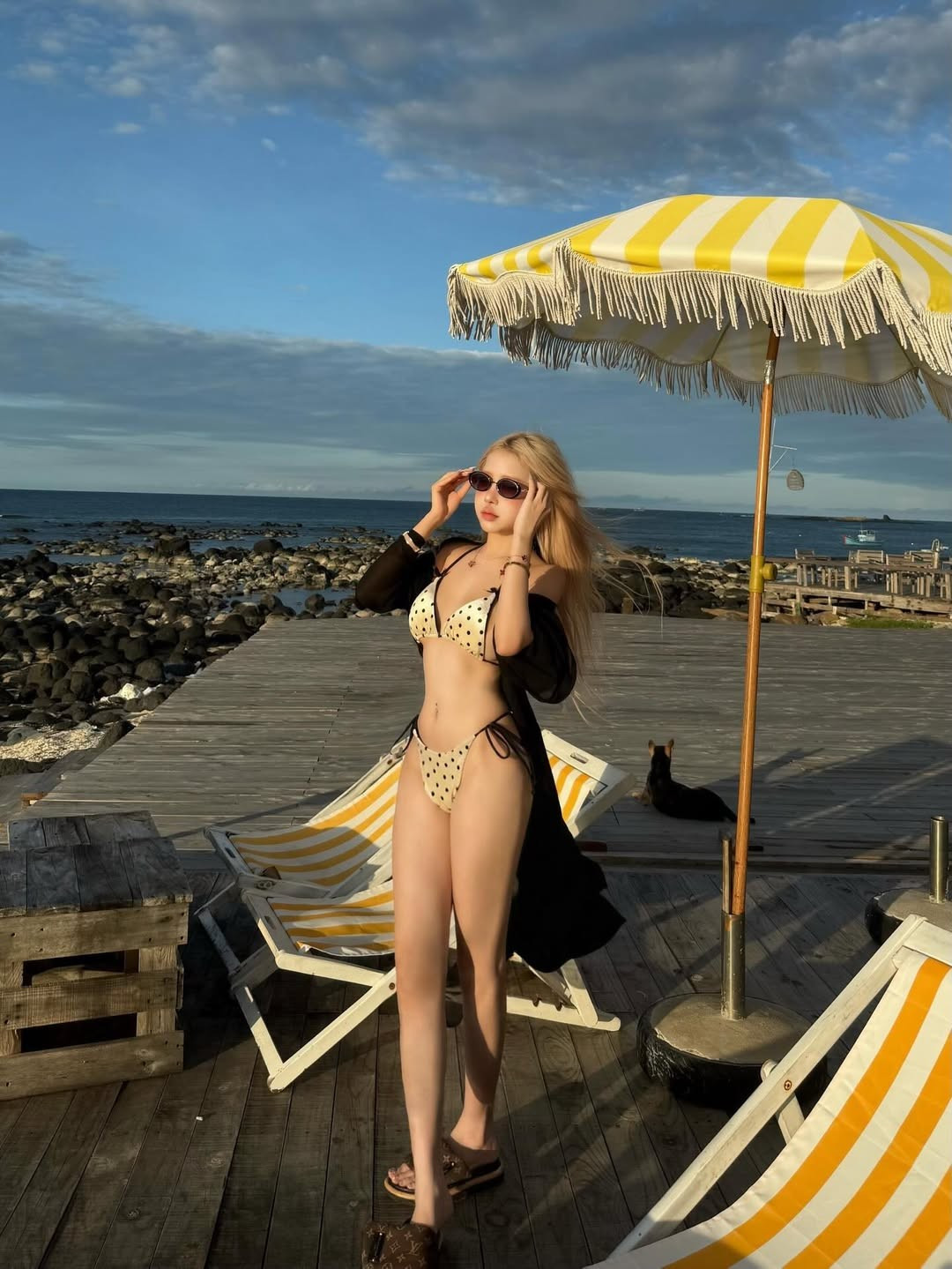 Trong bộ ảnh mới nhất, người đẹp Hà thành tự tin khoe vóc dáng chuẩn mực với vòng eo "con kiến" và ba vòng nóng bỏng trong bộ bikini chấm bi màu kem-đen đầy quyến rũ. (Ảnh: IGNV)