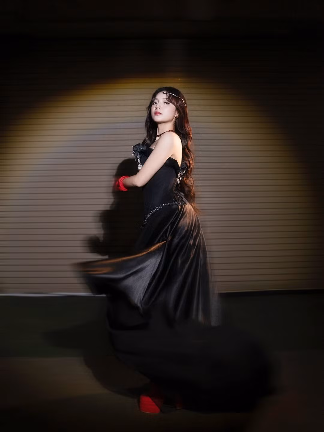 "Xả kho" loạt ảnh trên trang cá nhân, Phương Thảo như còn vẫn sống trong dư âm từ trận chung kết bùng nổ vừa qua: "Không đỏ thì đen, nhưng em không sợ canh bạc nào". (Ảnh: IGNV)