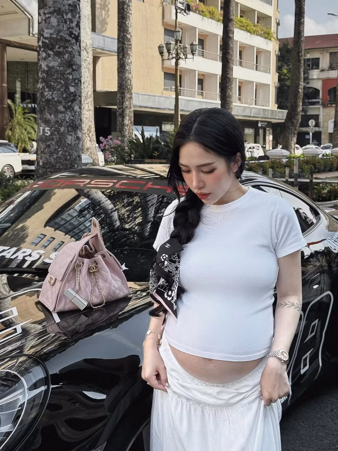 Joyce Phạm - con gái đầu lòng của doanh nhân Minh Nhựa - trải qua thai kỳ khỏe mạnh, thường xuyên lên đồ dự sự kiện và du lịch nước ngoài. Trên trang cá nhân, cô nàng thường xuyên cập nhật những hình ảnh đời thường đầy sức sống.