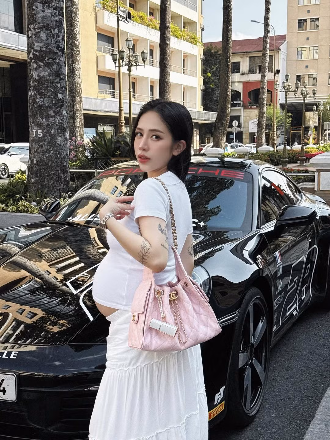 Thần thái của cô luôn rạng rỡ, tự tin, đặc biệt là ánh mắt và biểu cảm cho thấy niềm hạnh phúc và sự mong chờ dành cho thiên thần nhỏ. Mái tóc đen dài được tết gọn gàng hoặc buông xõa tự nhiên càng làm tăng thêm vẻ dịu dàng, nữ tính.