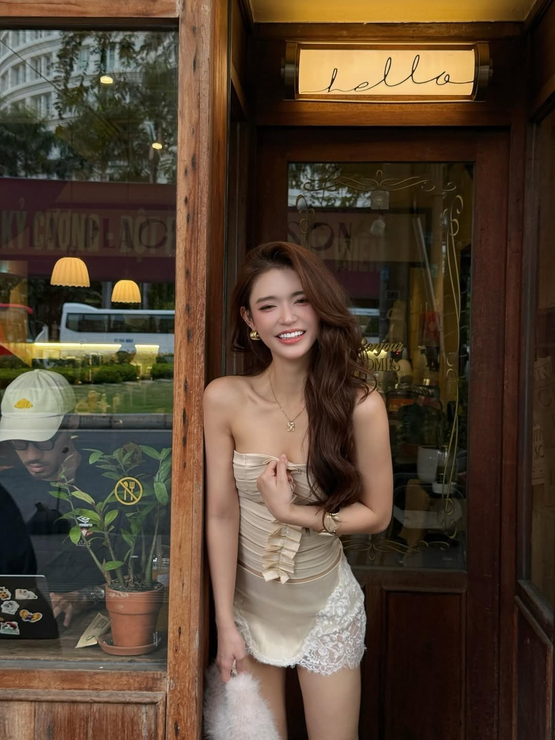 Trong loạt ảnh mới, Hoàng Yến chọn cho mình một thiết kế tone màu be sữa cực kỳ tôn da. (Ảnh: IGNV)