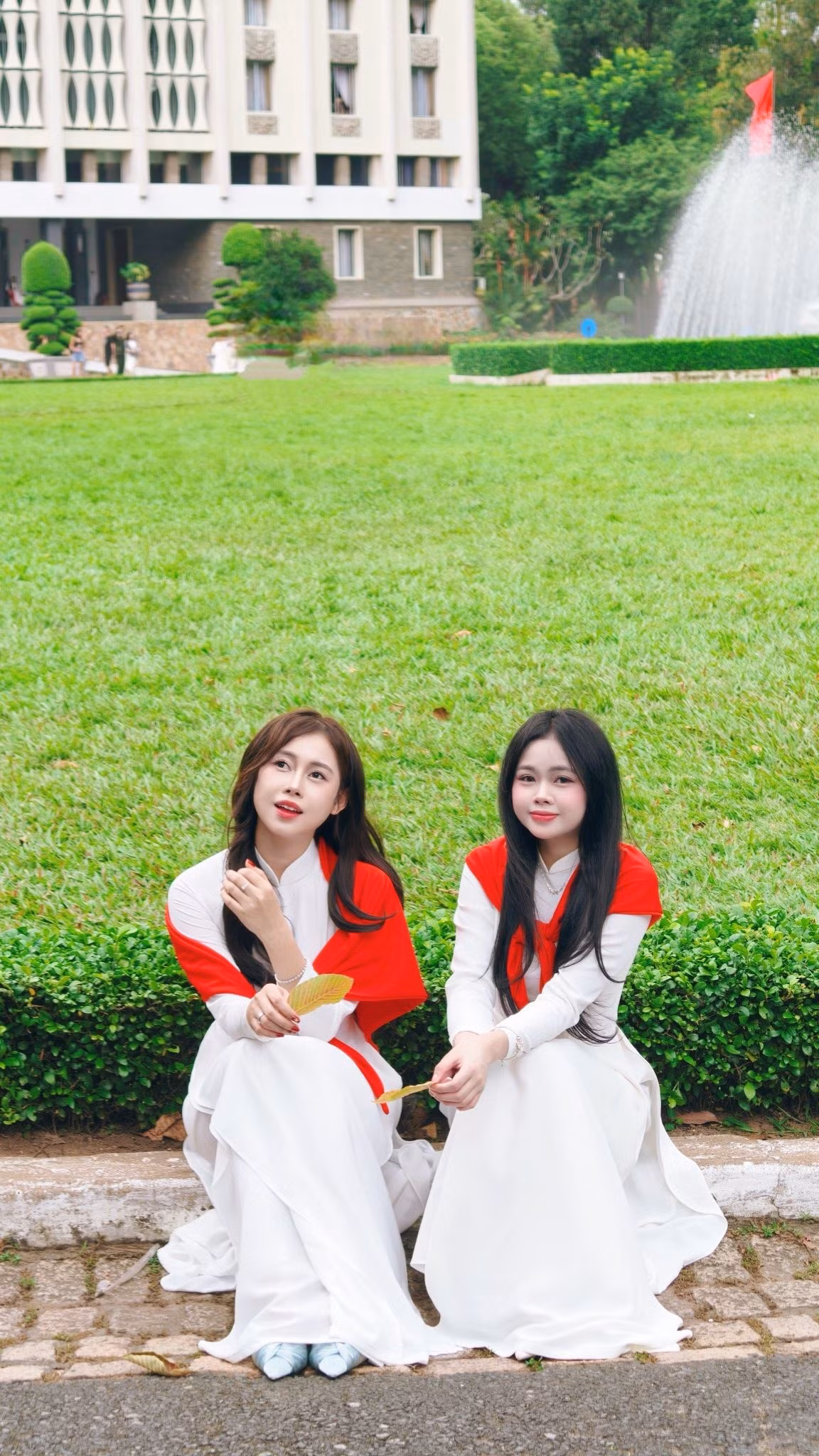 Khoác lên mình tà áo dài trắng tinh khôi, với mái tóc đen dài xõa nhẹ, nụ cười tươi tắn và ánh mắt mơ màng, cô nàng toát lên vẻ đẹp thanh lịch, chuẩn mực của người con gái Việt. (Ảnh: FBNV)