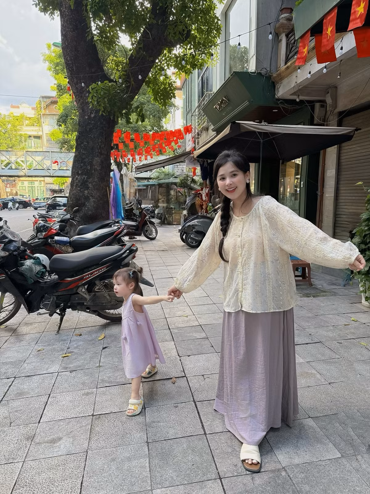 Trong loạt ảnh đời thường mới đây, Thảo Nari khoe khoảnh khắc ấm áp bên con gái nhỏ. Cả hai mẹ con diện đồ ton-sur-ton với tông màu pastel nhẹ nhàng, thể hiện sự nữ tính và dịu dàng. (Ảnh: IGNV)