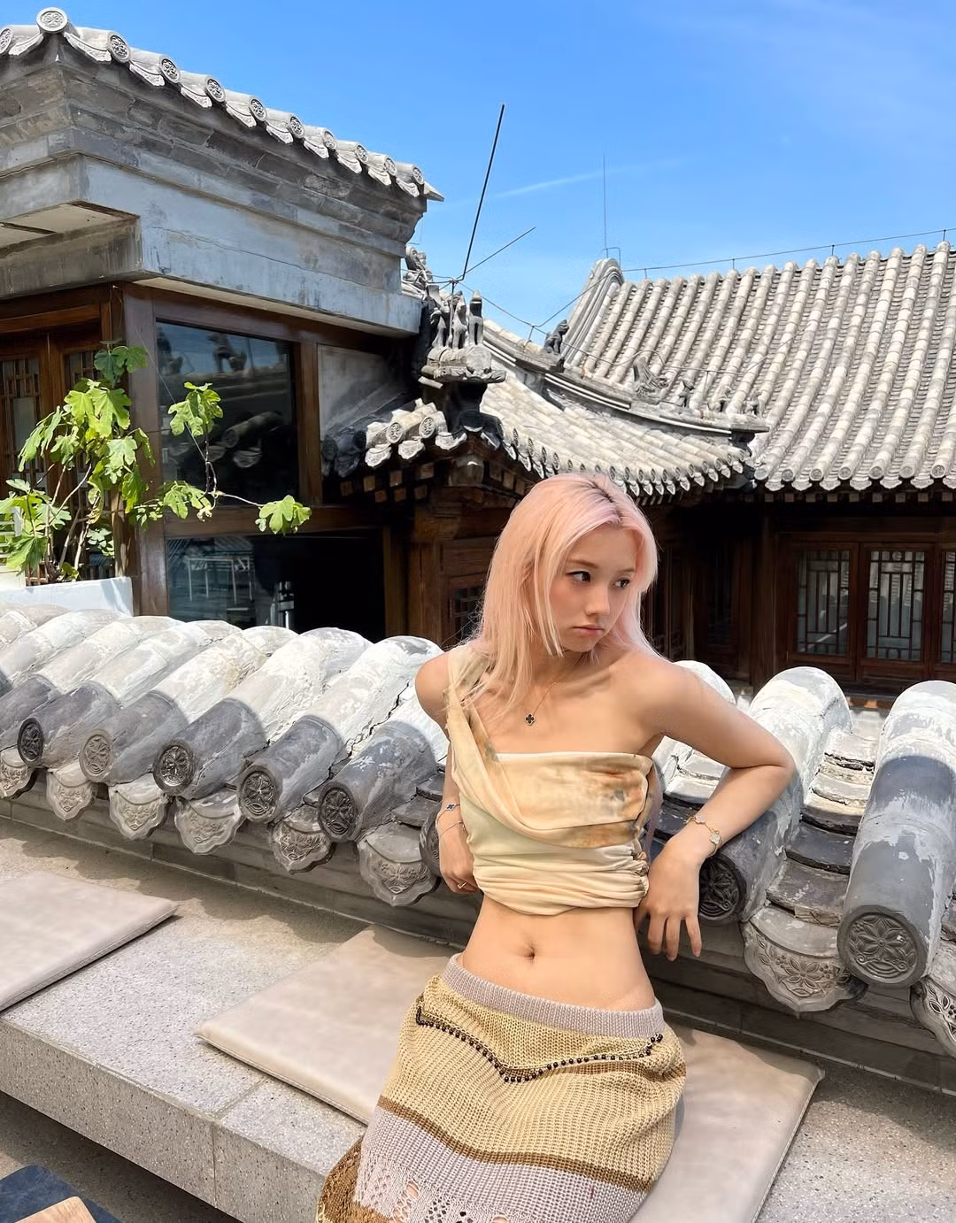 Những bức ảnh này không chỉ khoe được vóc dáng nuột nà mà còn tôn lên thần thái cuốn hút, lãng mạn của cô, khiến nhiều người hâm mộ ví cô như một "nàng thơ" lạc bước giữa không gian hoài cổ. (Ảnh: IGNV)