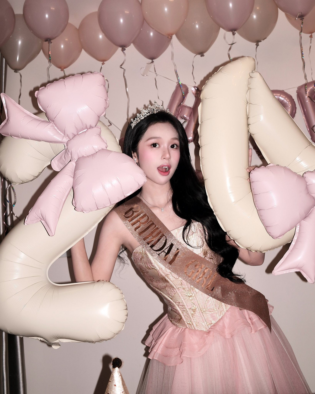 Bộ ảnh sinh nhật tuổi 24 này đã phô diễn vẻ đẹp ngày càng thăng hạng cũng như phong cách thời trang tinh tế của Karty Chang. (Ảnh: FBNV)