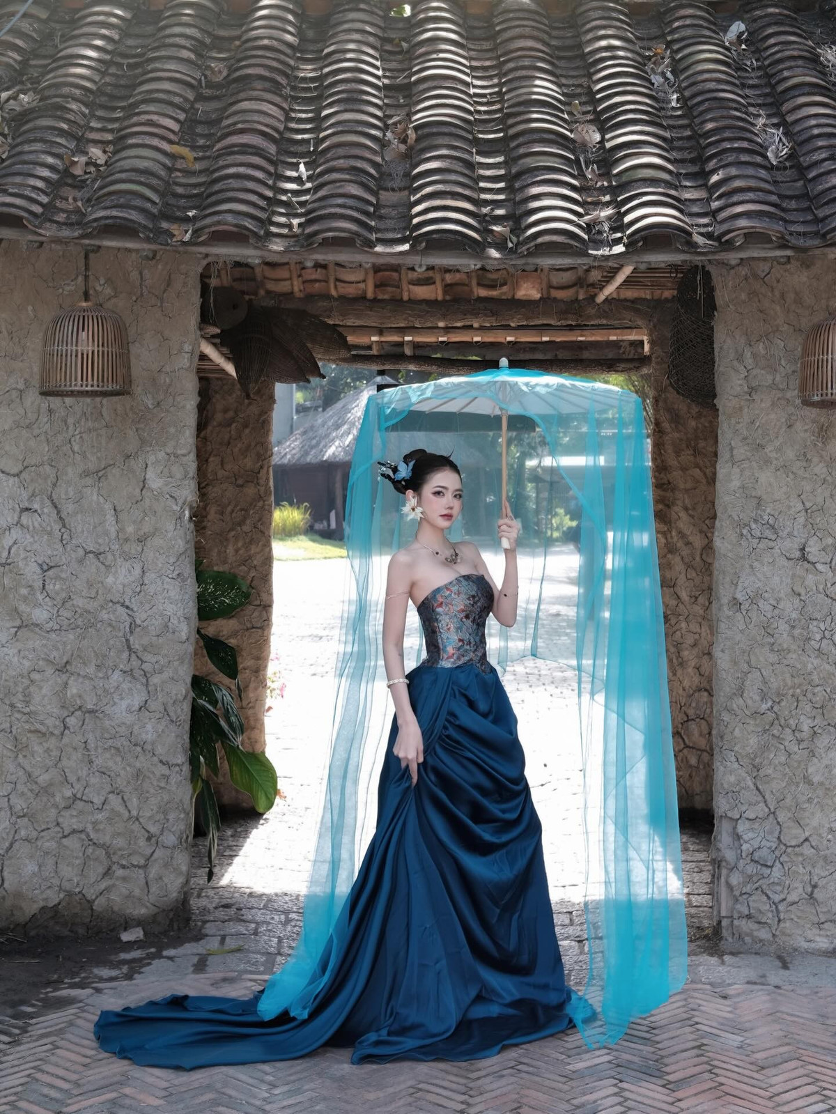 Không chỉ sở hữu hàng triệu lượt theo dõi trên các nền tảng mạng xã hội, Lê Thị Linh Chi (Chi Chi Linh) còn gây ấn tượng mạnh bởi khả năng "biến hóa" phong cách đa dạng. Mới đây, bộ ảnh trong trang phục mang hơi hướng cổ trang màu xanh ngọc của cô nàng một lần nữa khiến dân tình phải trầm trồ vì khí chất thoát tục như bước ra từ tranh vẽ. (Ảnh: IGNV)