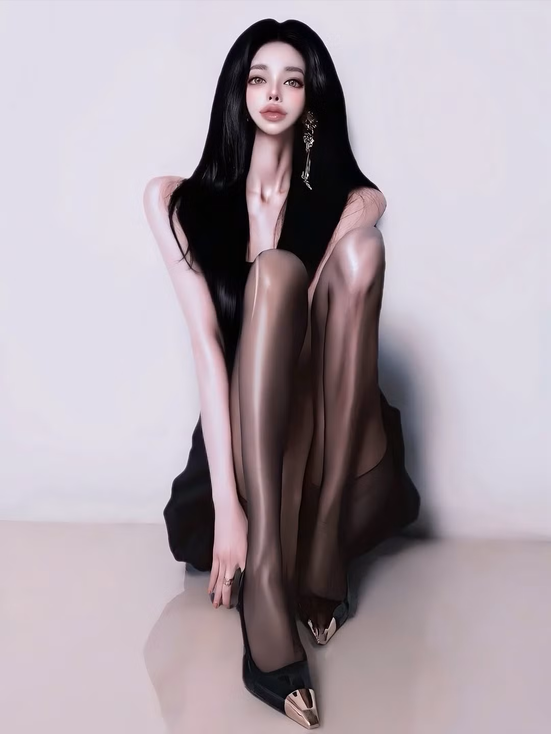 Loạt ảnh được lan truyền cho thấy cô gái này sở hữu mái tóc đen dài óng ả, làn da trắng sứ không tì vết, và một thân hình mảnh dẻ, nóng bỏng. (Ảnh: IGNV)