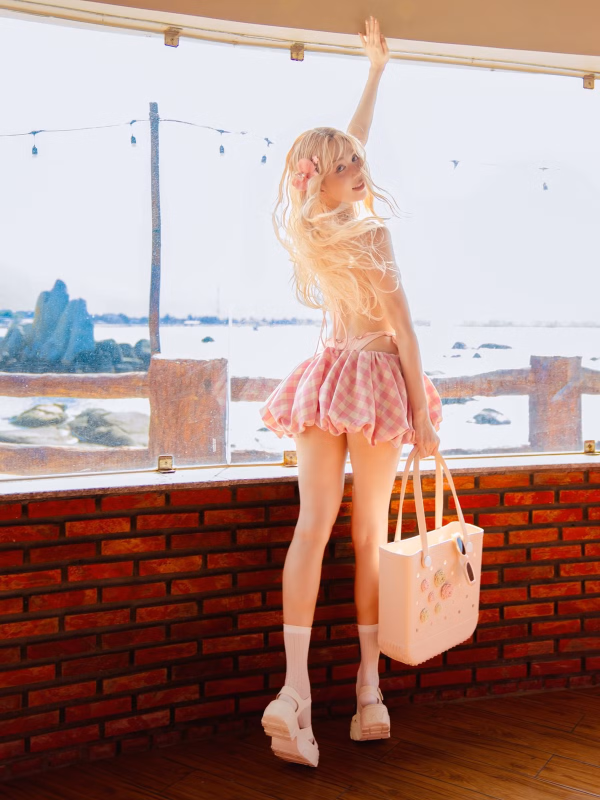 Cô thường xuyên xuất hiện trong những bộ cánh cắt xẻ táo bạo, khoe trọn đường cong cơ thể, hay những bộ bikini "đốt mắt" người xem. Những thiết kế cắt xẻ táo bạo góp phần tôn lên đường cong gợi cảm của Ngọc Trinh.