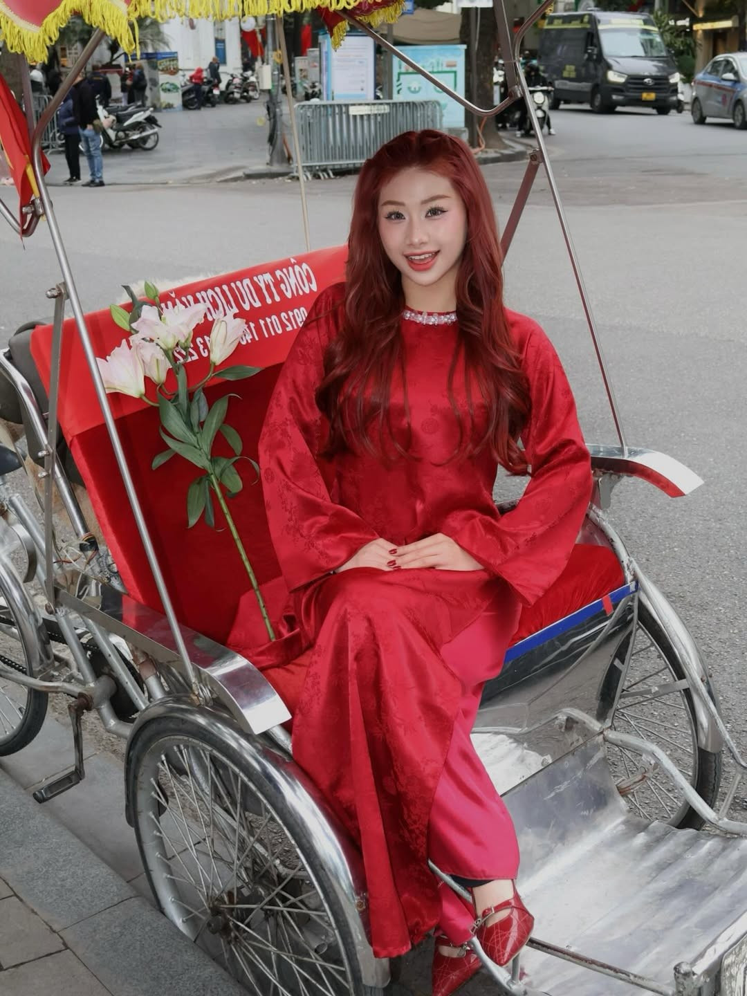 Trong bộ ảnh mới nhất, Louis Phạm lựa chọn thiết kế áo dài lụa đỏ với họa tiết chìm sang trọng. Điểm nhấn đặc biệt chính là phần cổ áo được đính kết ngọc trai cầu kỳ, giúp tôn lên gương mặt thanh tú. (Ảnh: IGNV)