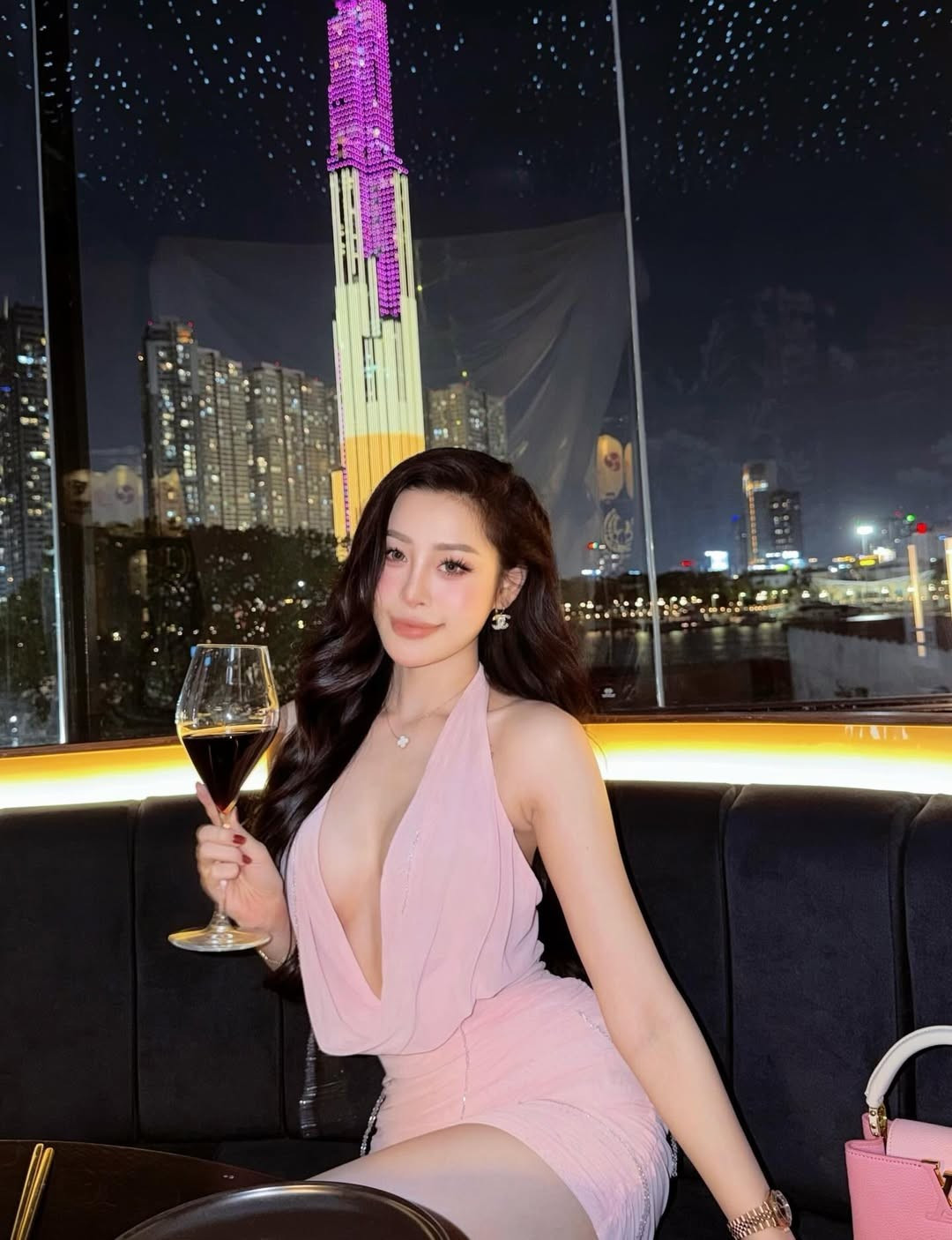 Trên trang cá nhân, Hồng Vy thường xuyên chia sẻ những khoảnh khắc tích cực, đi du lịch và chăm sóc da, giúp cô luôn giữ được vẻ ngoài rạng rỡ bất kể lịch trình bận rộn. (Ảnh: IGNV)