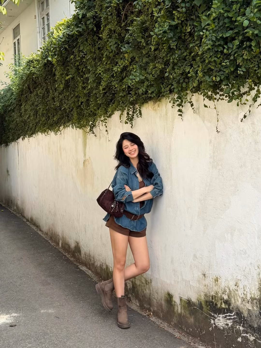 Dù là ảnh chụp ngoài trời với bối cảnh xanh mát của cây cối và bức tường trắng hay khoảnh khắc ấm cúng tại một quán cà phê được trang trí chủ đề Giáng sinh lãng mạn, Hàn Hằng luôn toát lên vẻ đẹp ngọt ngào, dịu dàng của người mẹ nhưng vẫn giữ được nét quyến rũ, cá tính vốn có. (Ảnh: IGNV)