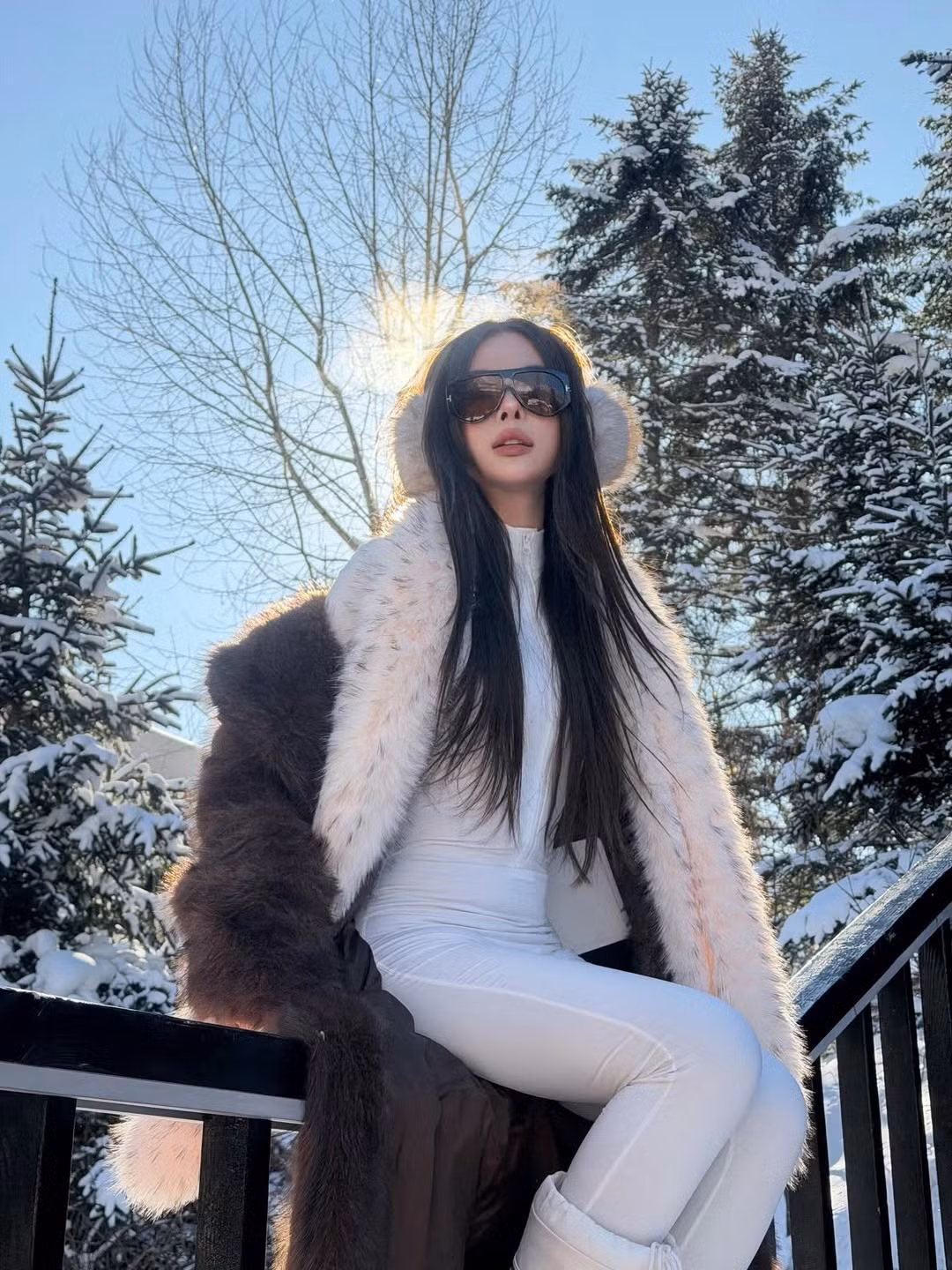 Để giữ ấm mà vẫn đảm bảo tính thời trang cao cấp, cô khéo léo phối cùng chiếc áo khoác lông dáng dài. Sự kết hợp giữa hai tông màu nâu của áo khoác và trắng kem của set đồ phía trong tạo cảm giác ấm áp và quyền lực. (Ảnh: IGNV)