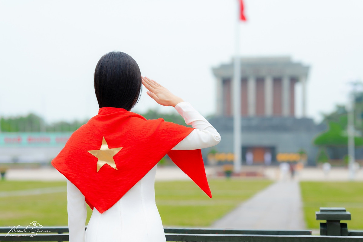 Không chỉ mỗi khu vực nói trên, đông đảo bạn trẻ những ngày qua đã đổ về khu vực quanh Lăng Chủ tịch Hồ Chí Minh (Lăng Bác) chụp ảnh, lưu giữ những khoảnh khắc đẹp chuẩn bị cho dịp kỷ niệm 80 năm Quốc khánh (2/9/1945-2/9/2025). (Ảnh: Facebook Thịnh Seven)