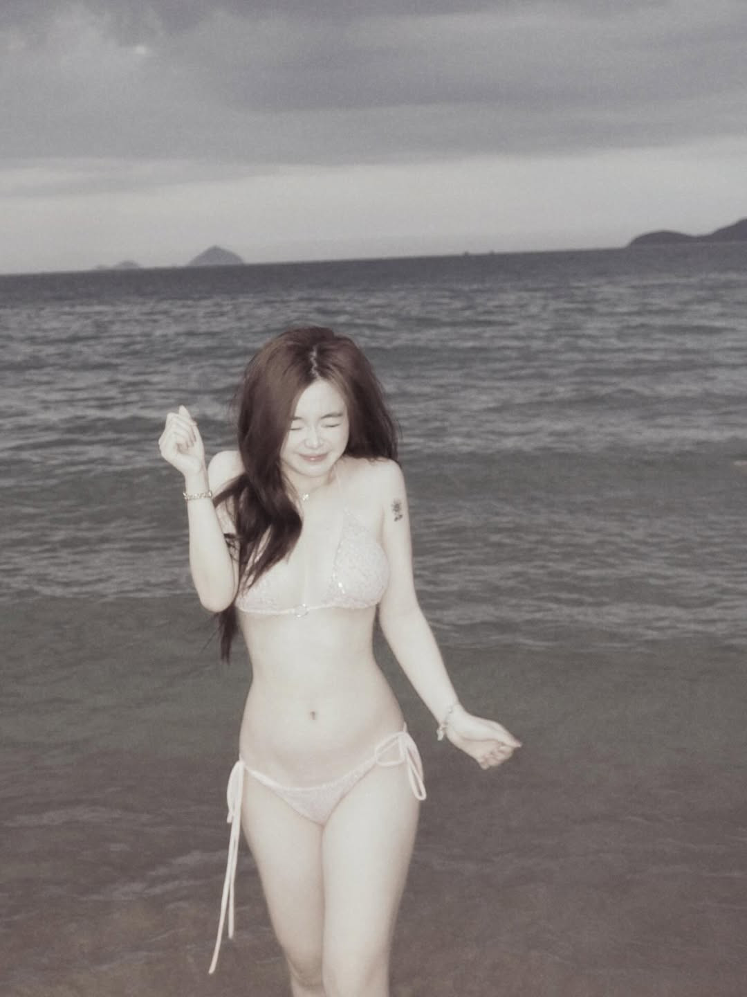 Làn da trắng mịn cùng mái tóc dài bồng bềnh càng làm tăng thêm vẻ gợi cảm, cuốn hút của cô. (Ảnh: Instagram @too.polang.3)