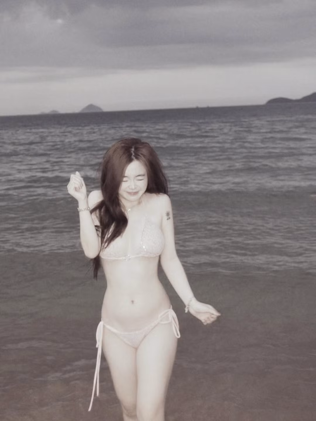 Làn da trắng mịn cùng mái tóc dài bồng bềnh càng làm tăng thêm vẻ gợi cảm, cuốn hút của cô. (Ảnh: Instagram @too.polang.3)