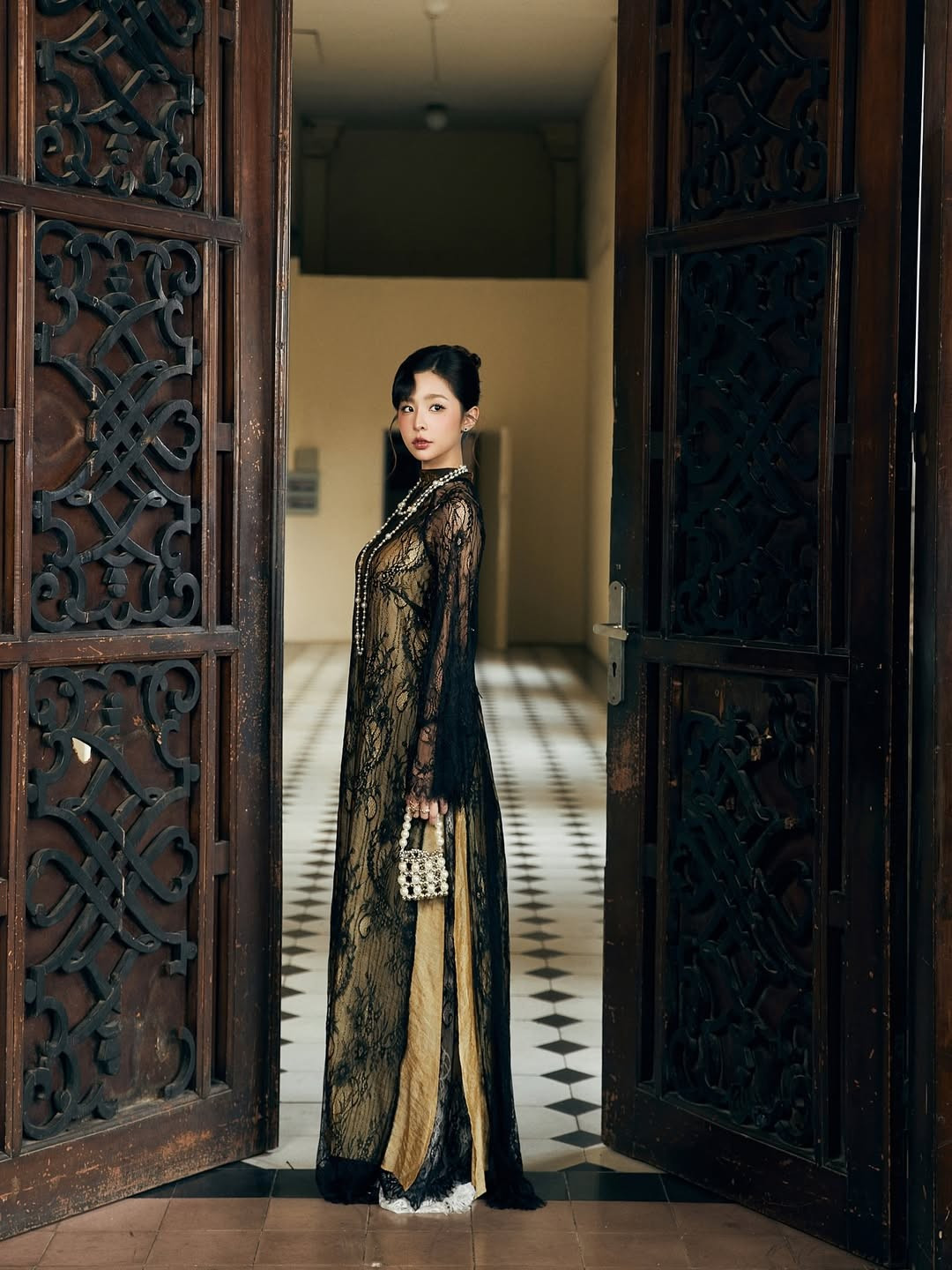 Bộ ảnh được thực hiện tại những không gian mang kiến trúc Đông Dương xưa cũ, từ những cánh cửa gỗ chạm khắc đến chiếc xe cổ sang trọng, tất cả tạo nên một tổng thể vô cùng hài hòa và cuốn hút. (Ảnh: IGNV)