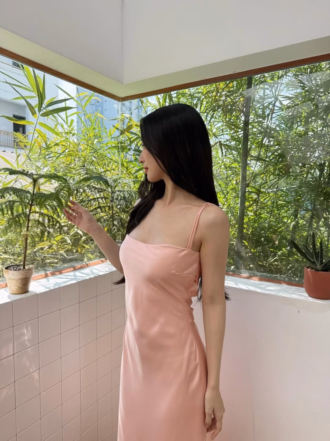 Không cần cầu kỳ trong cách tạo dáng, Jun Vũ chọn những cử chỉ nhẹ nhàng như đang thả hồn vào một cuốn sách hay lơ đãng nhìn ra cửa sổ. (Ảnh: IGNV)