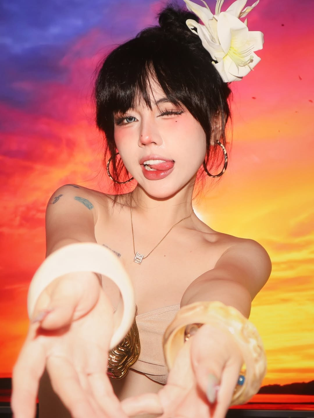 Trào lưu check-in biển tại gia những ngày qua đang viral khắp mạng xã hội, được nhiều bạn trẻ hưởng ứng. Chỉ với một chiếc tivi quen thuộc tại gia hiển thị cảnh biển xanh cát vàng, kết hợp với vài đạo cụ như ghế xếp, kính râm, mũ cói, người trẻ đã có thể tạo ra "bãi biển" riêng của mình. Để thành phẩm "xịn xò" hơn, nhiều người còn dùng máy ảnh có đèn flash hoặc xoay ngang camera điện thoại ở chế độ zoom 3x và bật flash.