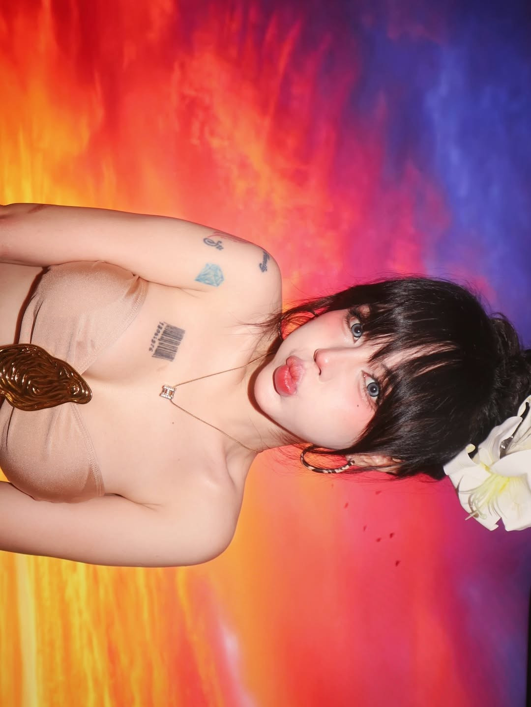 Vẻ đẹp ngọt ngào của Bảo Khuyên hòa quyện cùng khung cảnh ảo diệu đã tạo nên một bức tranh vô cùng cuốn hút.