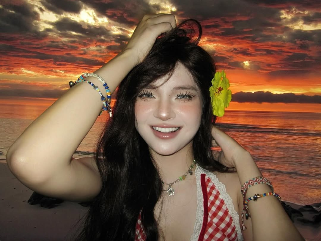 Hot girl Mỹ Linh, người từng gây ấn tượng với ngoại hình có nét lai Tây, cũng không bỏ lỡ trend này. Cô nàng xuất hiện trong thiết kế áo yếm họa tiết caro đỏ bắt mắt, tự tin khoe đường cong quyến rũ và vòng eo thon gọn.