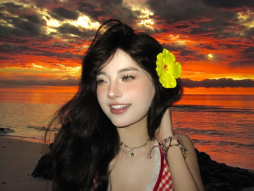 Loạt ảnh của Mỹ Linh mang đến cảm giác như cô nàng đang đi dạo biển thực sự.