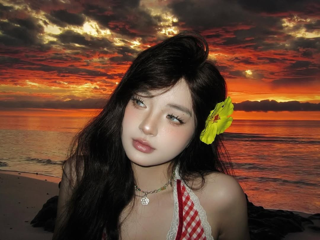 Với ánh sáng được căn chỉnh khéo léo và phông nền biển hoàng hôn giả lập, Mỹ Linh thả dáng đầy tự tin và thần thái, biến căn phòng thành một bãi biển riêng tư, gợi cảm.