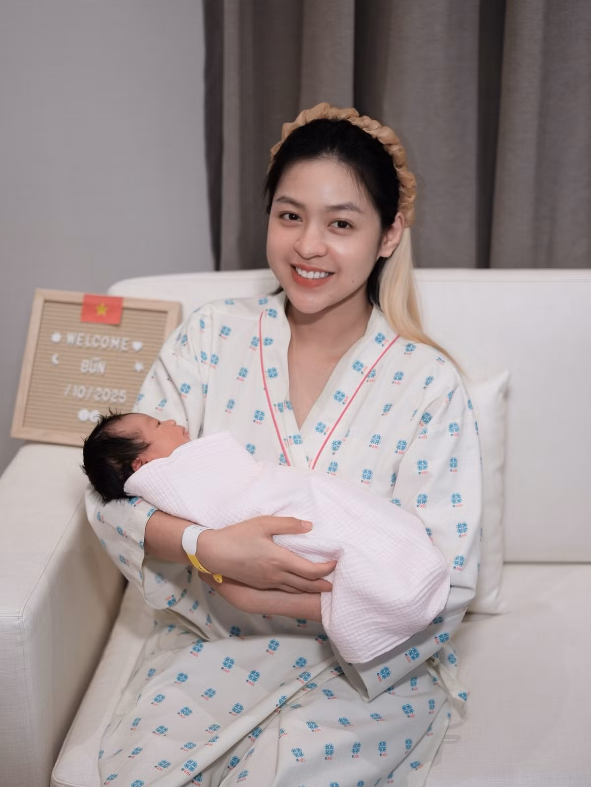 Chỉ vài ngày sau khi hạ sinh con gái đầu lòng có tên thân mật là Bún, Trần Thanh Tâm đã đăng tải một dòng trạng thái trên trang cá nhân nói về những cảm xúc lẫn lộn, khó lý giải của mình. (Ảnh: FBNV)